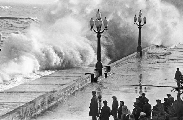 Шторм на Черном море в Ялте, 1970 год