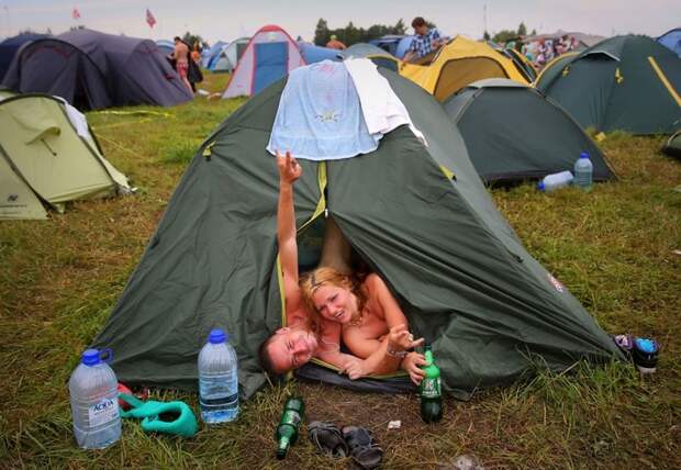 Для уединения есть палатки музыка, тусовка, фестиваль, худшая работа в мире