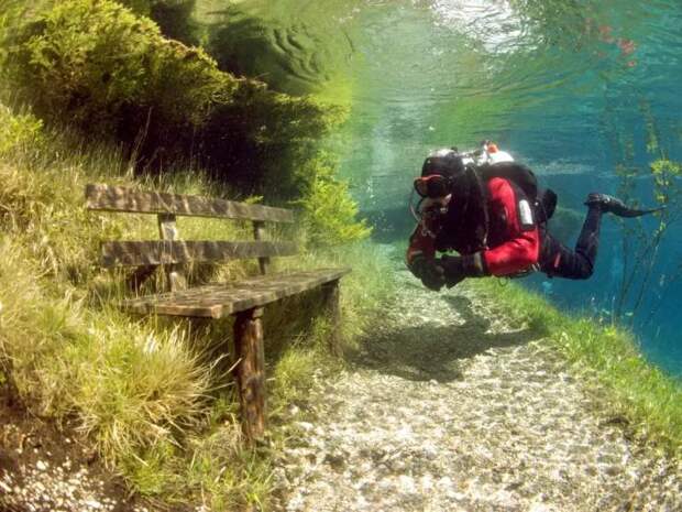 Лавочка под водой
