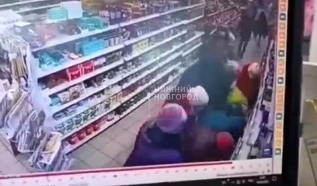 Нижегородцев разозлили скупающие сахар пенсионерки