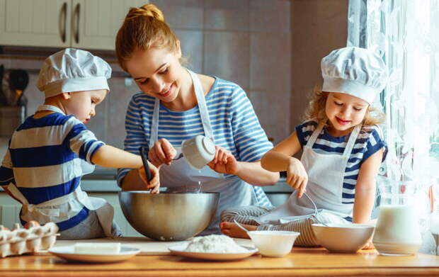 3 простых десерта, которые можно приготовить вместе с детьми