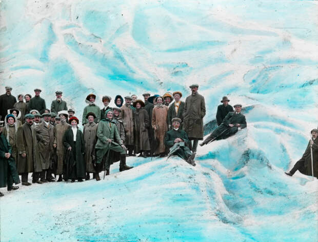 Группа туристов на леднике.