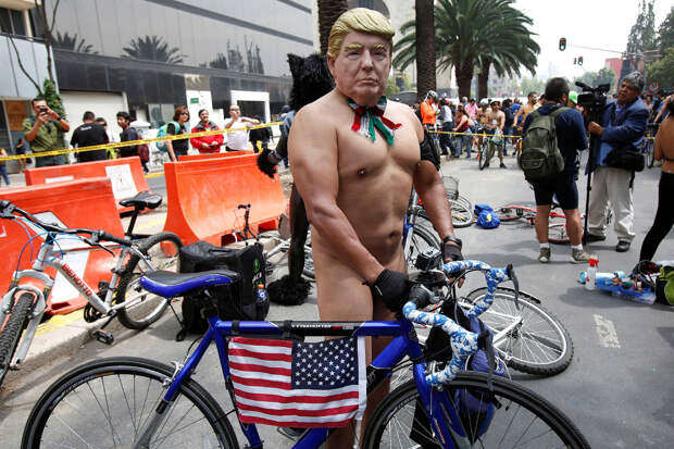 Голый Трамп во время Всемирной велогонки в Мехико, Мексика