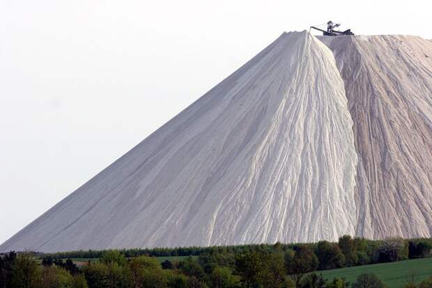 Поразительная соляная гора в Германии