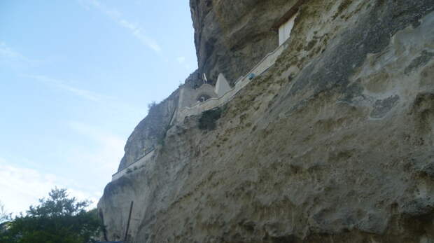 Сама церковь на скале довольно высоко. Бахчисарай, Монастырь, Свято-Успенский, Свято-Успенский мужской монастырь, крым