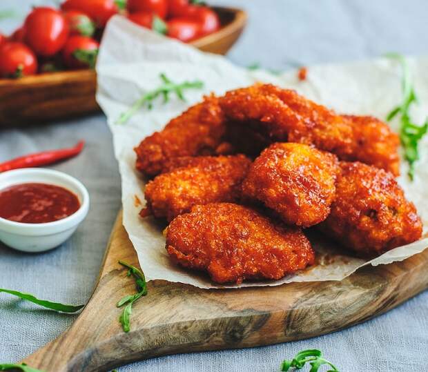 Крылья получаются хрустящими за счет панировки. / Фото: lami.cafe