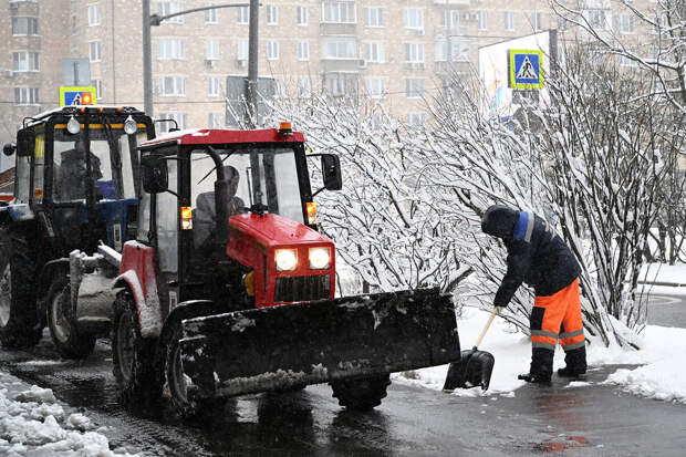 В Москве городские службы ликвидируют последствия снегопада