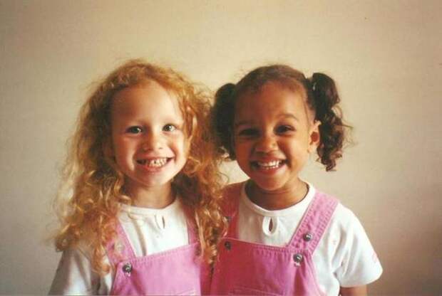 Черное и белое: Люси и Мария двухрасовые сестры-близнецы (фото)