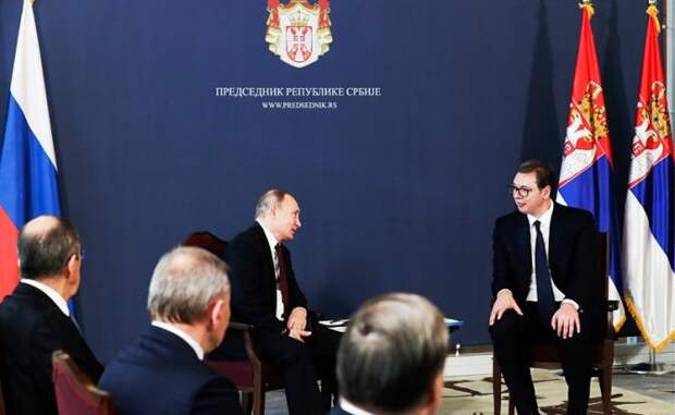 На фото: президент РФ Владимир Путин и президент Сербии Александр Вучич (слева направо) во время церемонии официальной встречи в здании Народной скупщины Сербии