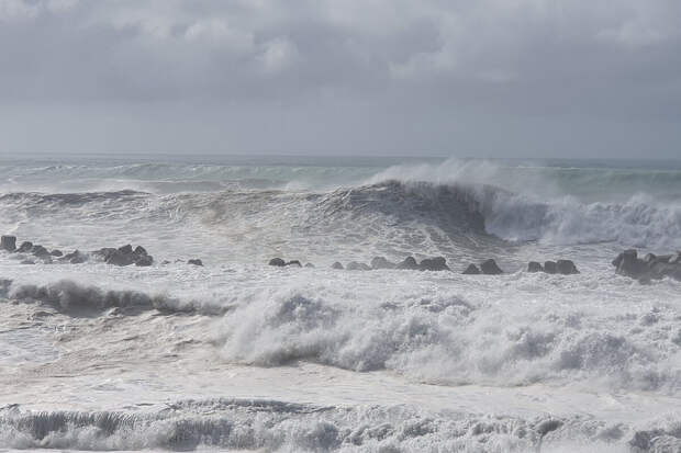 Clarin: волна унесла в море человека у берегов Аргентины