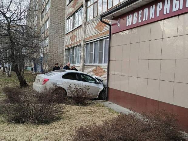 В Алексине Chevrolet Aveo врезался в жилой дом, водитель не пострадал