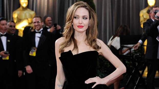 «Я хочу жить там, где моё сердце»: Анджелина Джоли выставила на продажу особняк в Лос-Анджелесе