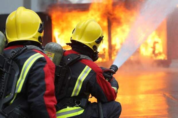 В Хабаровске загорелся склад с краской