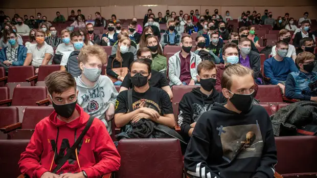 Губернатор Самарской области Азаров поздравил российских студентов