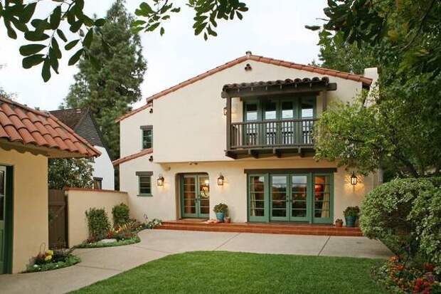 Средиземноморский стиль фасада в бежевом цвете с красной крышей Сочетание красного цвета крыши и бежевого фасада дома фото