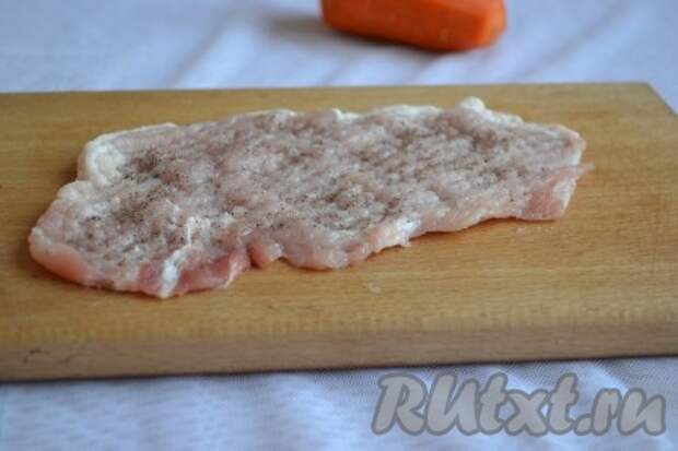 Мясо накрыть пищевой плёнкой и отбить, посолить, поперчить с двух сторон. 