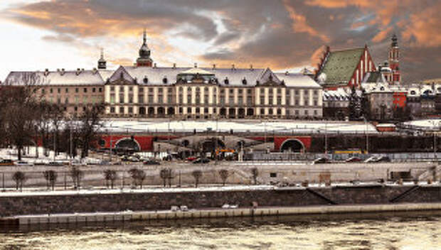 Вид замка и реки Висла в Старом городе Варшавы, Польша, архивное фото