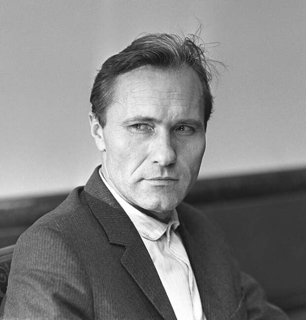Василий Шукшин: Не старость сама по себе уважается, а прожитая жизнь. Если она была Василий Шукшин: Не старость сама по себе уважается, а прожитая жизнь. Если она была