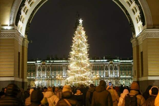 Главную елку Петербурга оставят на Дворцовой площади еще на полторы недели