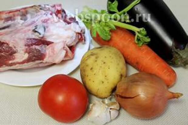 Для приготовления блюда взять баранину, картофель, баклажан, лук, помидоры, чеснок, морковь, пряности и зелень.