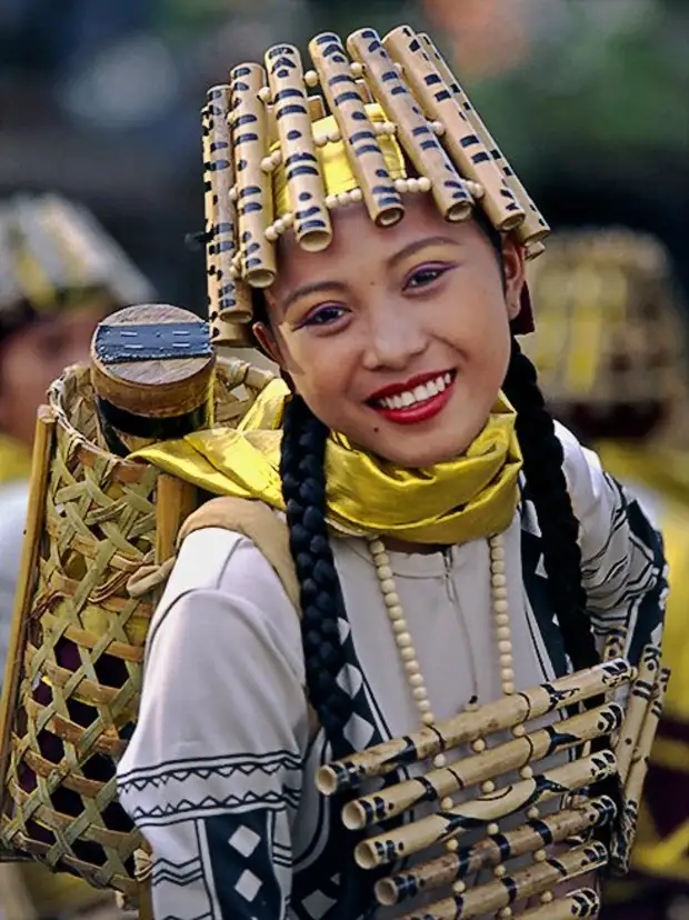 Тагал. Тагалы народ. Филиппины национальный костюм. Филиппины Национальная одежда. Девушки филиппинки национальные костюмы.