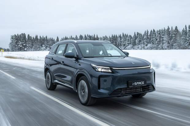 Россиянам назвали цену новой версии популярного гибридного кроссовера