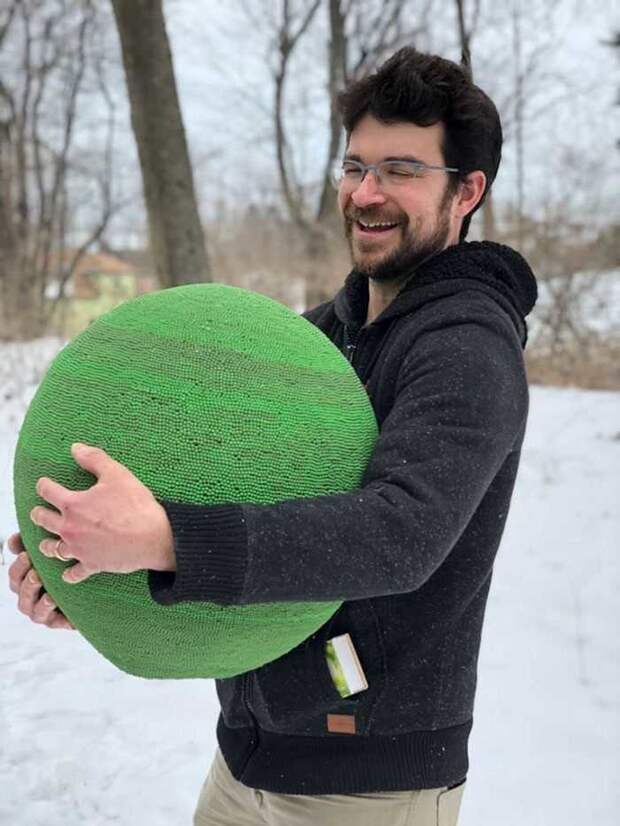 Уоллес из штата Нью-Йорк потратил почти целый год на весьма нетривиальный проект. Он создал сферу из примерно 42 тысяч спичек и задокументировал весь процесс Уоллес из штата Нью-Йорк потратил почти целый год на весьма нетривиальный проект. Он создал сферу из примерно 42 тысяч спичек и задокументировал весь процесс в мире, креатив, люди, сделай сам, спички, шар