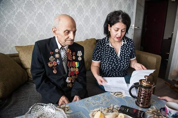 Вагаршак Хачатрян с дочкой, еще в квартире внучка и правнучка, все жили вместе / znak.com
