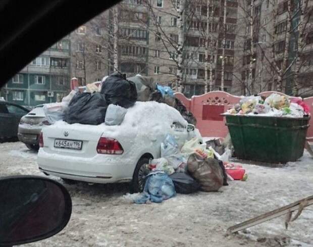 В Питере водителю культурно объяснили, что не нужно парковаться возле мусорных баков