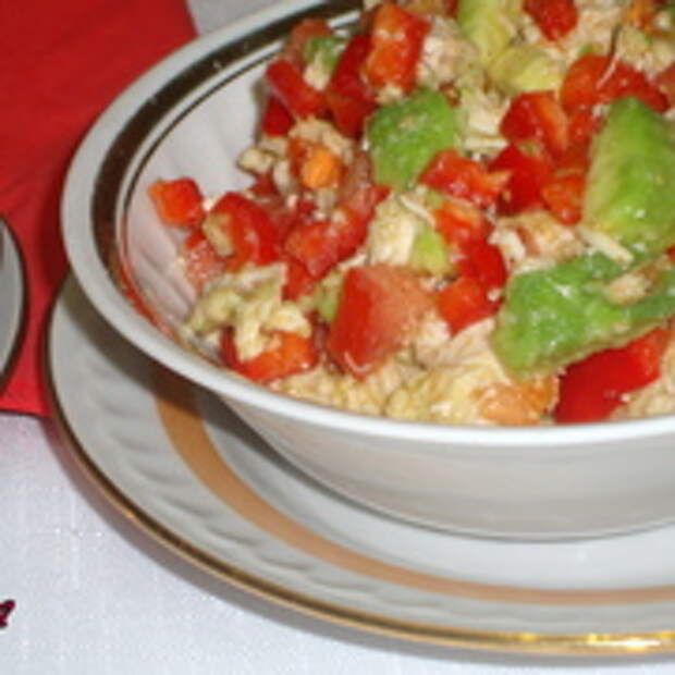 Салат из куриной грудки с авокадо.