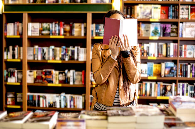 Богиня смекалки: женщина украла книги, а потом притворилась мертвой, чтобы ее не арестовали