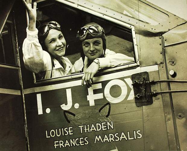 File:IJ Fox Thrush J with Louise Thaden and Frances Marsalis, 1932 3.jpg