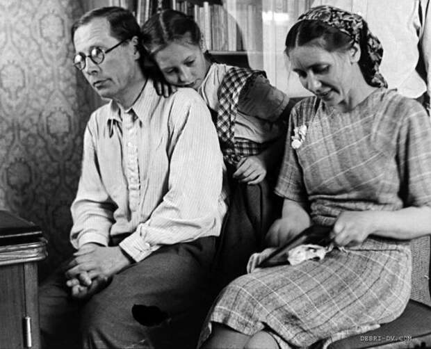Николай Алексеевич, Екатерина Васильевна и Наташа. Фото 1946 года. Николай Алексеевич, Екатерина Васильевна и Наташа. Фото 1946 года.