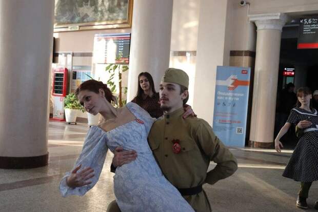 В Смоленске на железнодорожном вокзале станцевали вальс