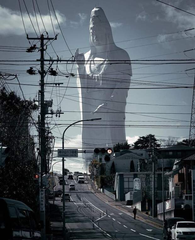 Стометровая статуя бодхисаттвы Каннон, феерически возвышается над японским городом Сэндае 