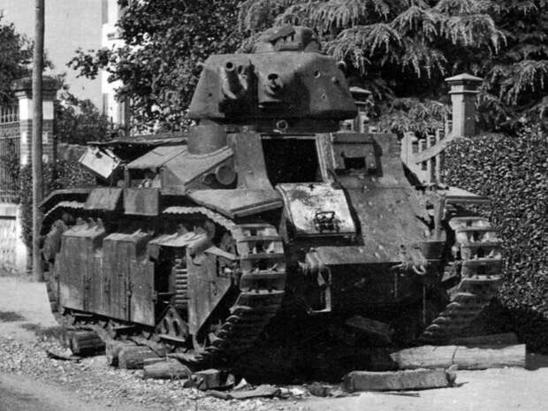Уничтоженный в бою танк 8082 из 350 CAAC, 18 июня 1940 года. Многочисленные отметины на лобовой броне красноречиво говорят о том, что французские военные сделали чудовищную ошибку, не пустив танк в по-настоящему крупную серию - Рабочая лошадка полковника де Голля | Военно-исторический портал Warspot.ru