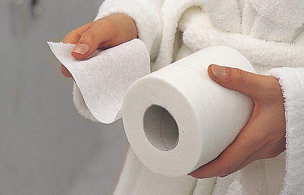 Как правильно установить рулон туалетной бумаги на держатель