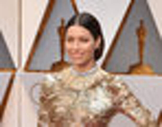 Jessica Biel Is Dressed Exactly Like A Golden Statue At 2017 Oscars