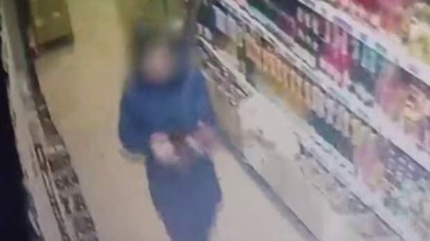 Мужчина с автоматом / Кадр из видео: Baza