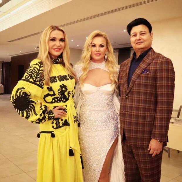 Певица Камалия с мужем Захуром и дочками появилась на светском мероприятии
