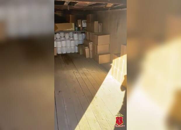 В Кронштадте полиция накрыла гаражный склад «паленки» с 1,5 тоннами спиртного