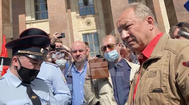 Рашкин с положительным тестом на COVID-19 принял участие в митинге Рашкин с положительным тестом на COVID-19 принял участие в митинге