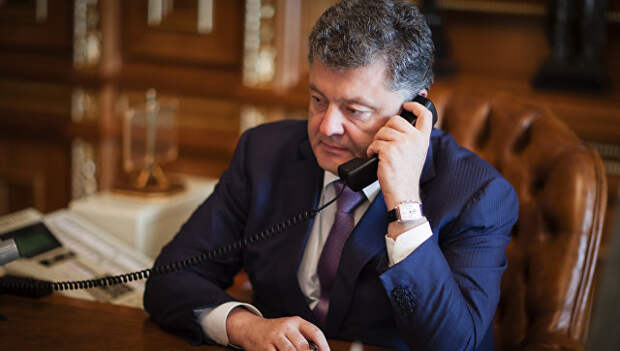 Президент Украины Петр Порошенко во время телефонного разговора. Архивное фото Президент Украины Петр Порошенко во время телефонного разговора. Архивное фото