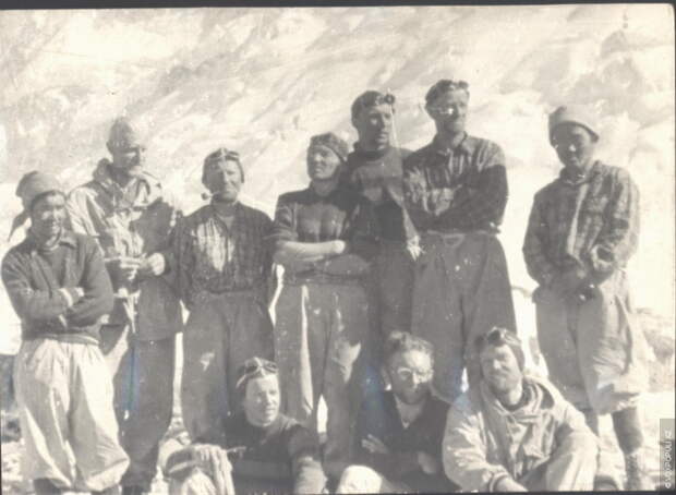 После спуска с пика Победы. Усенов и альпинисты «Спартака». 1956 год