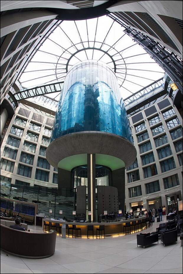 Отель Radisson Blu в Берлине. Гигантский аквариум. Фото