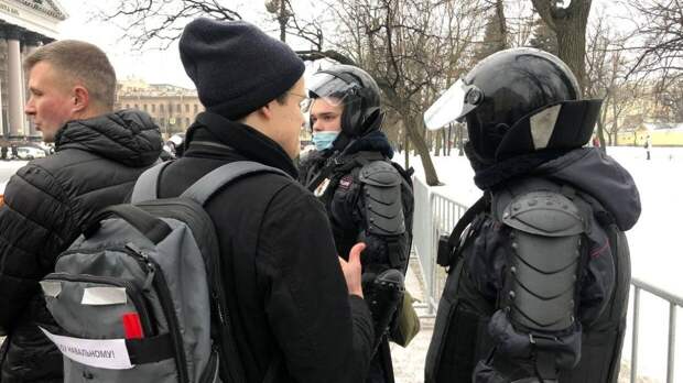 Полиция Петербурга пресекает провокации со стороны участников незаконной акции