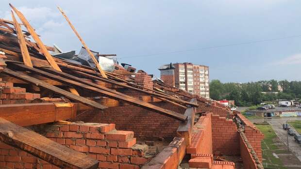 Разрушенную кровлю жилого дома в Воткинске начнут ремонтировать 13 июня