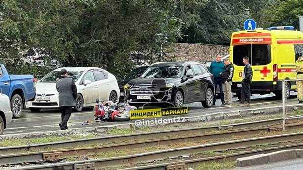 Авария с участием мотоциклиста произошла в Барнауле