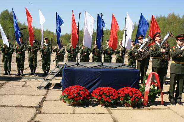 Жители Ленобласти несут цветы к памятникам Великой Отечественной войны
