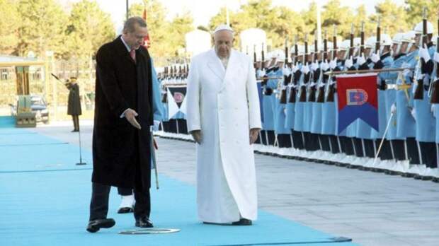 Лев XIV и Эрдоган во время церемонии приветствия, Анкара, 27 ноября 2025 года